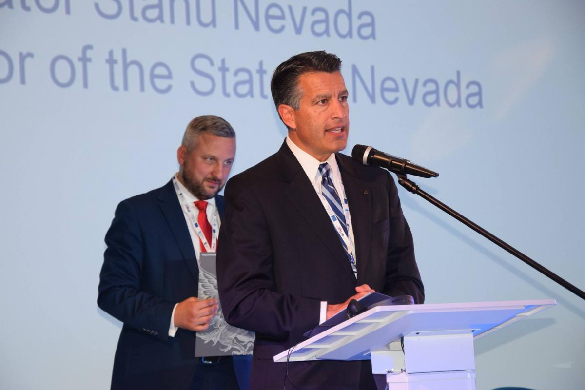 Gubernator Nevady Brian Sandoval NLab